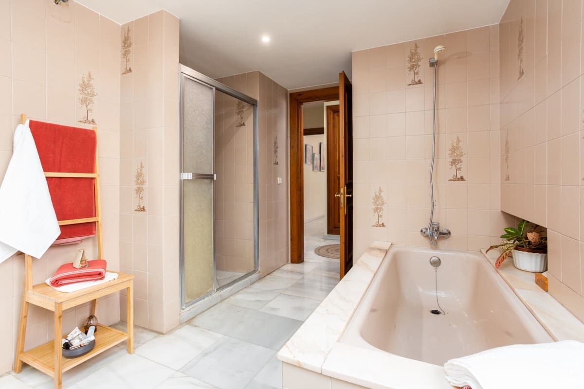 7 bedroom Villa for sale in Marbella with garage - € 2,500,000 (Ref: 9077253)