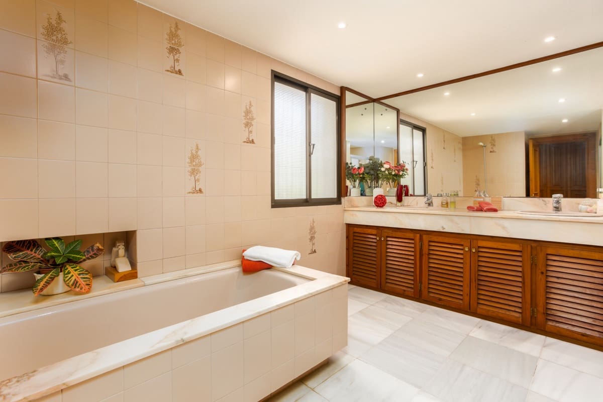 7 bedroom Villa for sale in Marbella with garage - € 2,500,000 (Ref: 9077253)