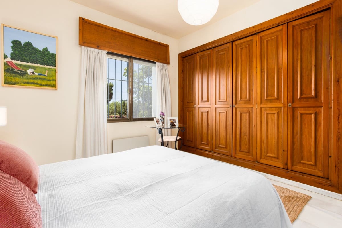 7 bedroom Villa for sale in Marbella with garage - € 2,500,000 (Ref: 9077253)