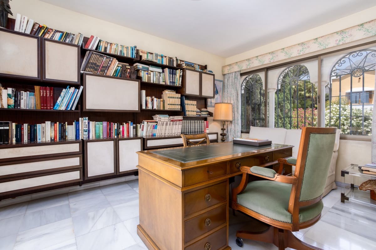 7 bedroom Villa for sale in Marbella with garage - € 2,500,000 (Ref: 9077253)