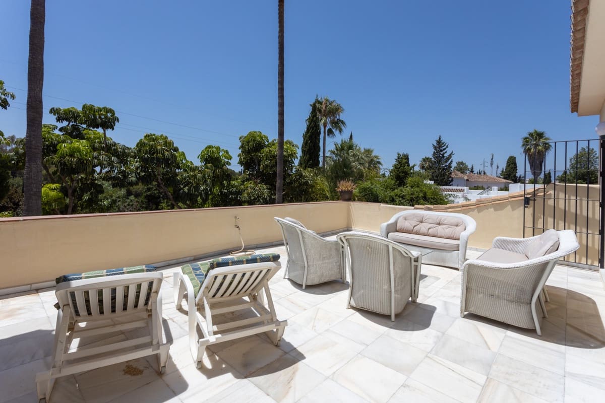 7 bedroom Villa for sale in Marbella with garage - € 2,500,000 (Ref: 9077253)