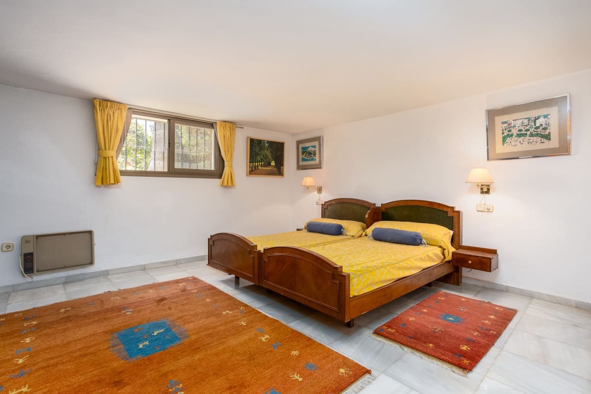 7 bedroom Villa for sale in Marbella with garage - € 2,500,000 (Ref: 9077253)