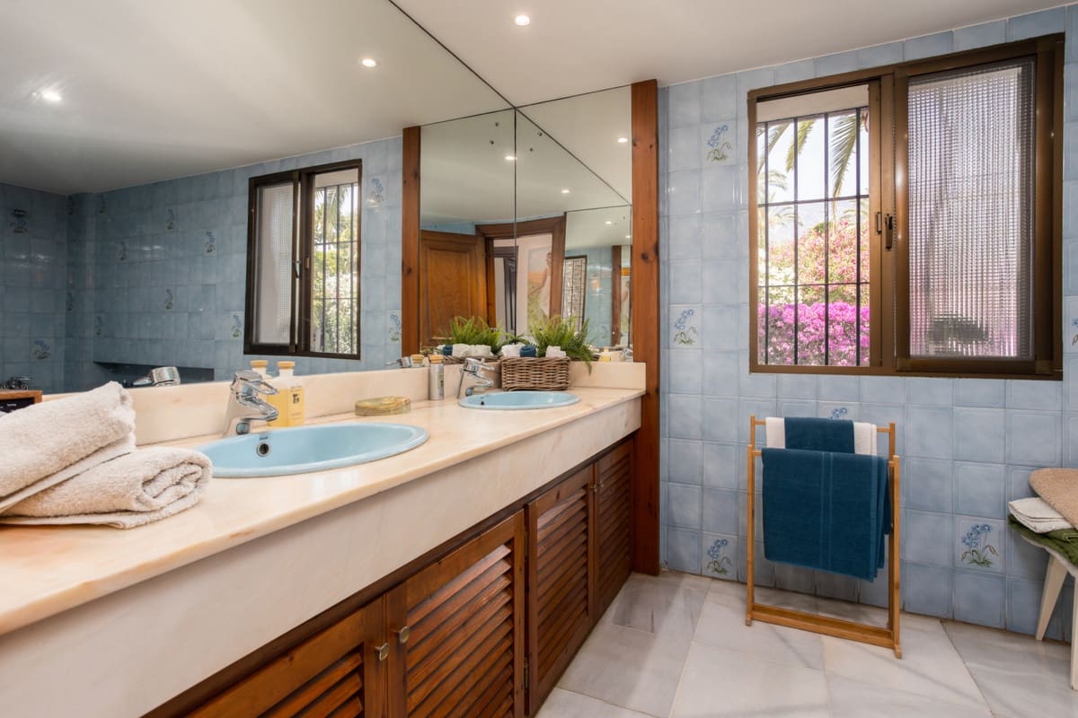 7 bedroom Villa for sale in Marbella with garage - € 2,500,000 (Ref: 9077253)