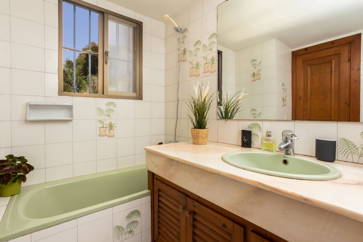 7 bedroom Villa for sale in Marbella with garage - € 2,500,000 (Ref: 9077253)