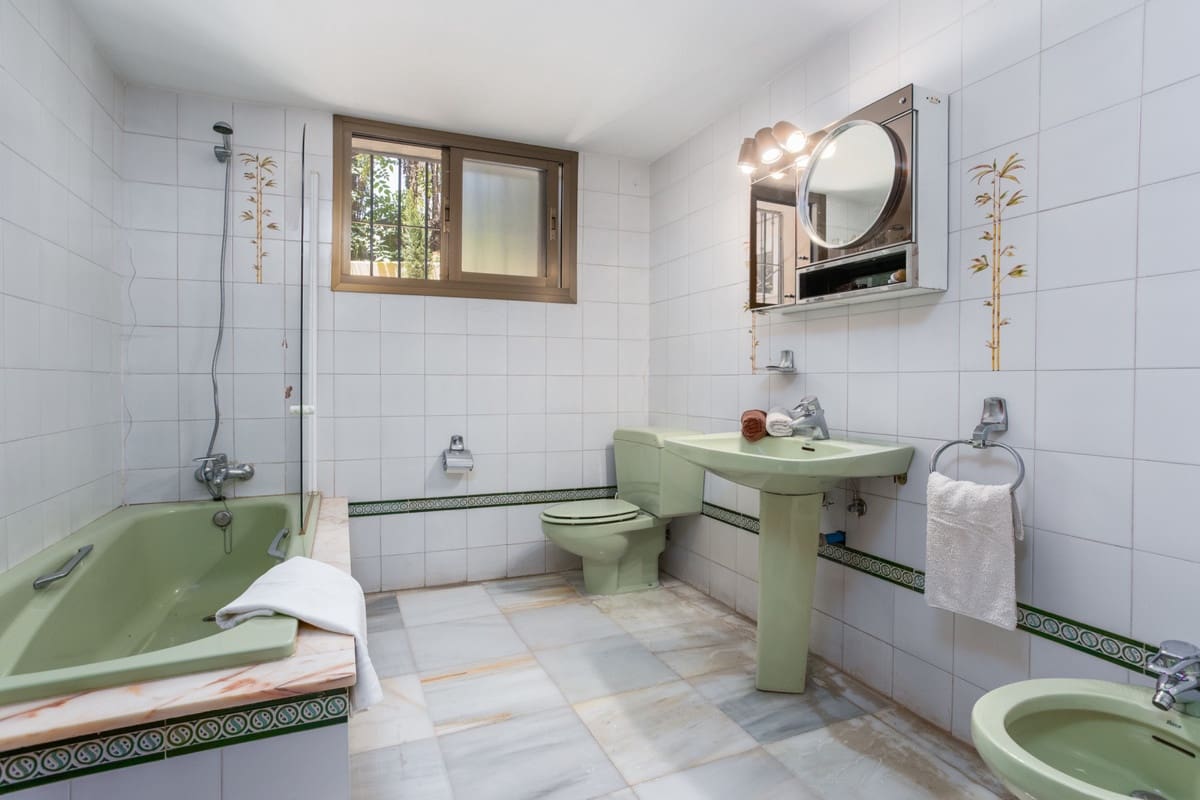 7 bedroom Villa for sale in Marbella with garage - € 2,500,000 (Ref: 9077253)