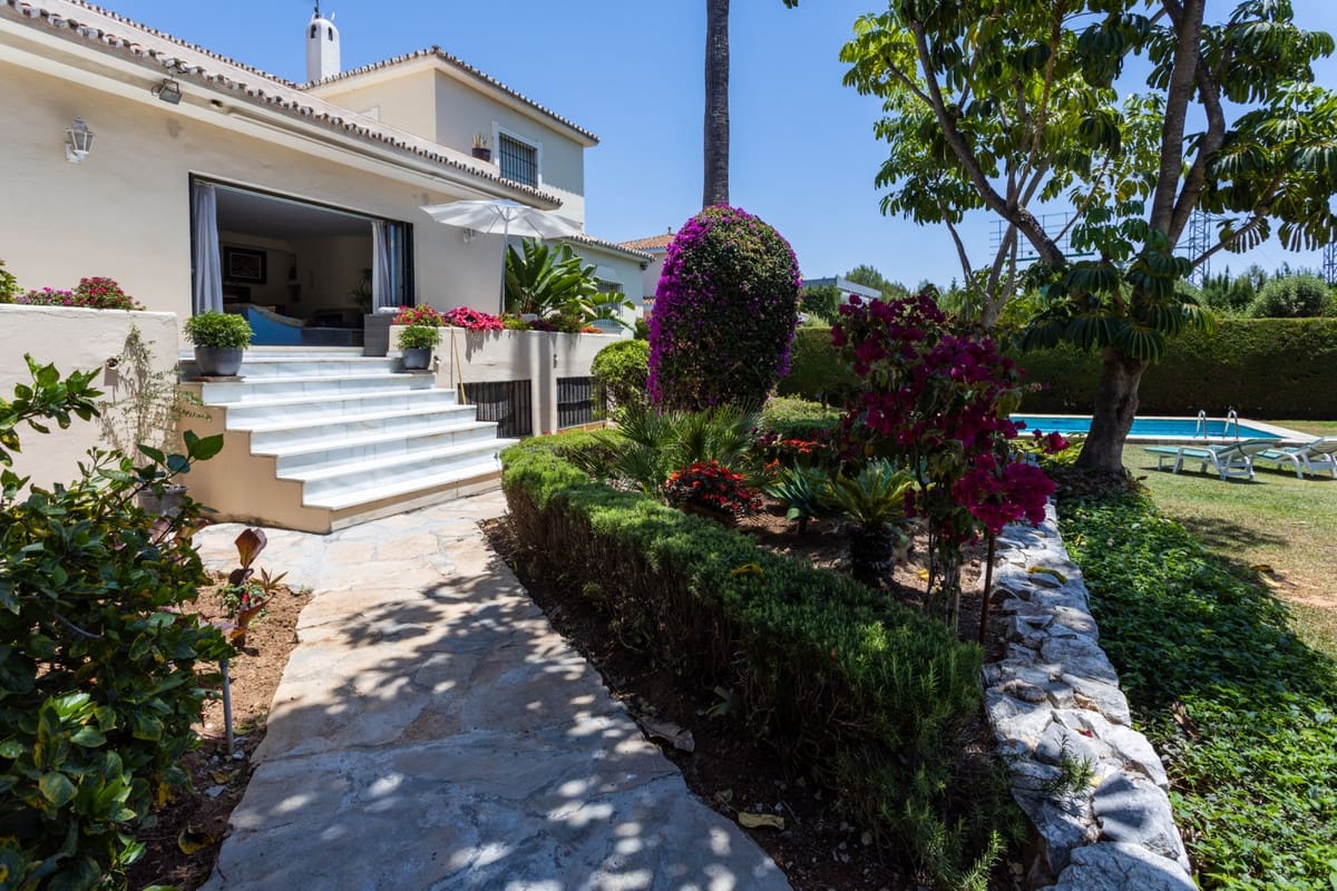 7 bedroom Villa for sale in Marbella with garage - € 2,500,000 (Ref: 9077253)