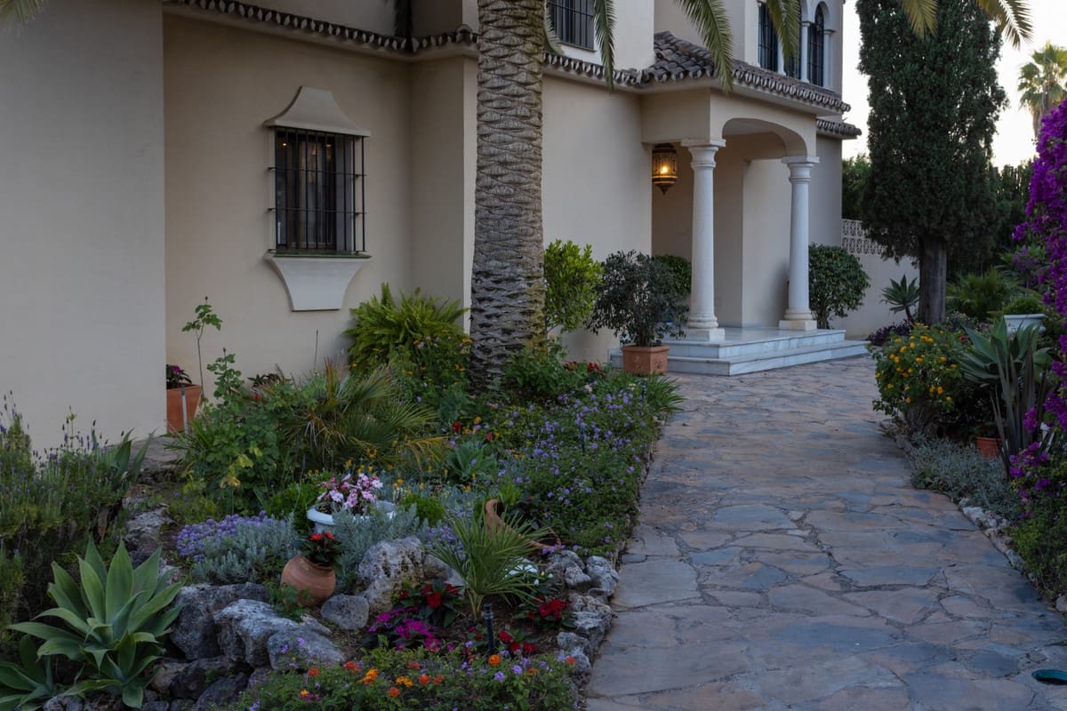 7 bedroom Villa for sale in Marbella with garage - € 2,500,000 (Ref: 9077253)