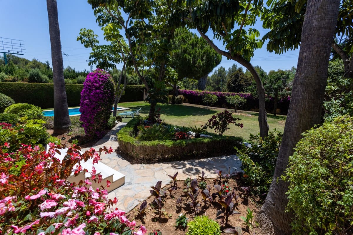 7 bedroom Villa for sale in Marbella with garage - € 2,500,000 (Ref: 9077253)