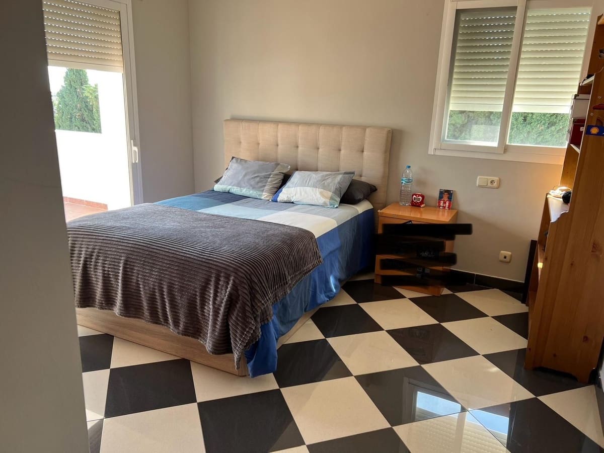 5 bedroom Villa for sale in Marbella - € 2,250,000 (Ref: 9077257)