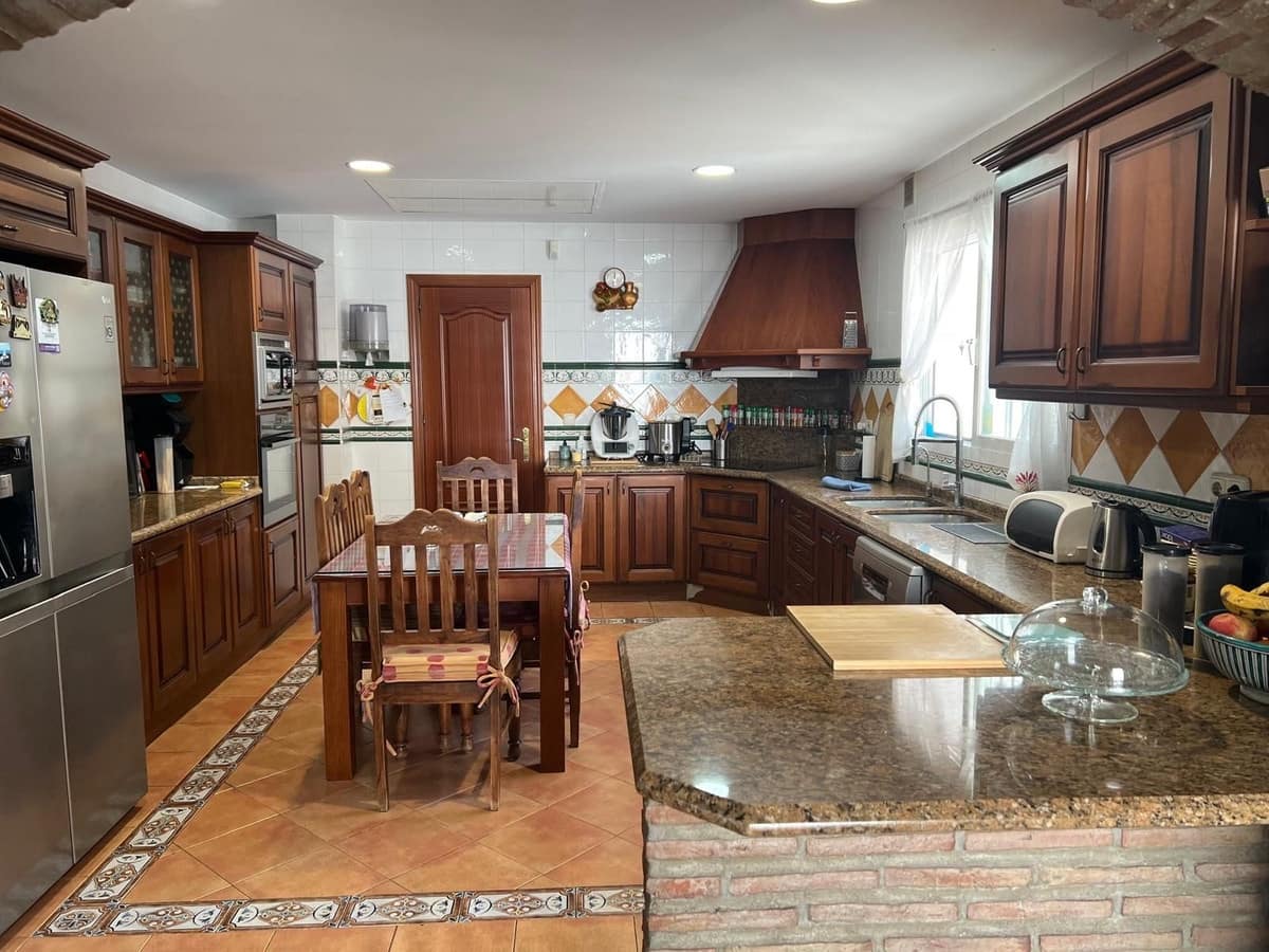 5 bedroom Villa for sale in Marbella - € 2,250,000 (Ref: 9077257)