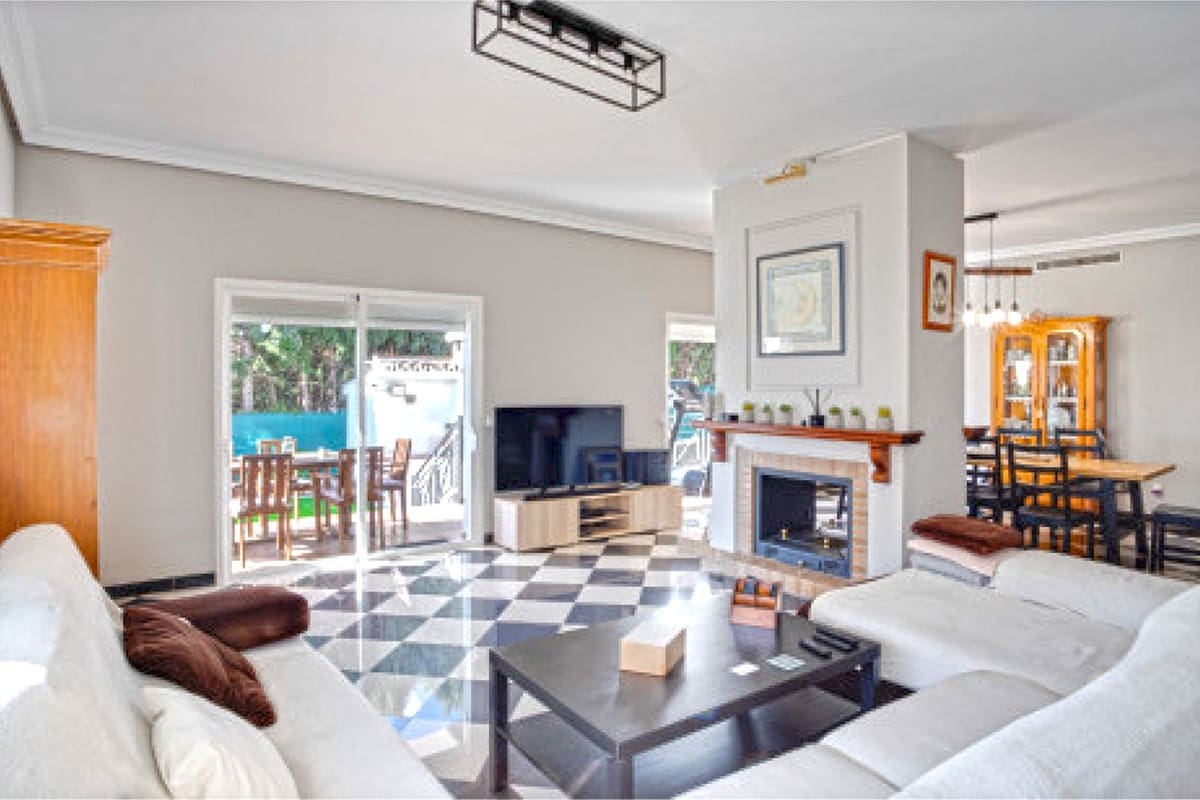 5 bedroom Villa for sale in Marbella - € 2,250,000 (Ref: 9077257)