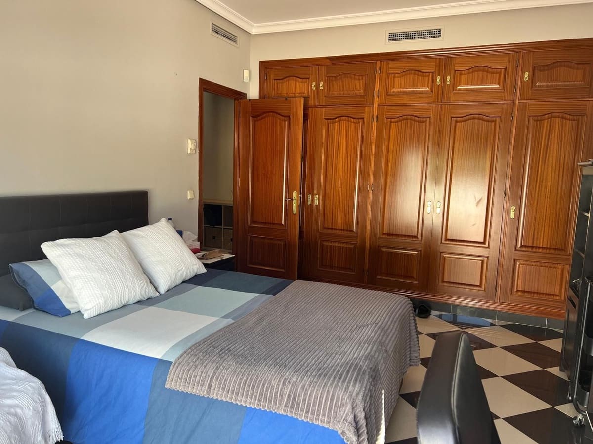 5 bedroom Villa for sale in Marbella - € 2,250,000 (Ref: 9077257)