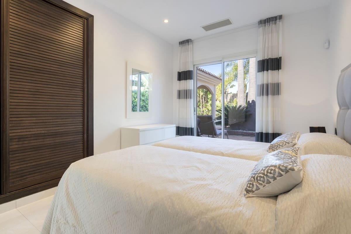 Chalet de 5 habitaciones en Elviria en venta con garaje - 1.995.000 € (Ref: 9077259)
