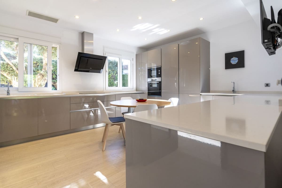 Chalet de 5 habitaciones en Elviria en venta con garaje - 1.995.000 € (Ref: 9077259)