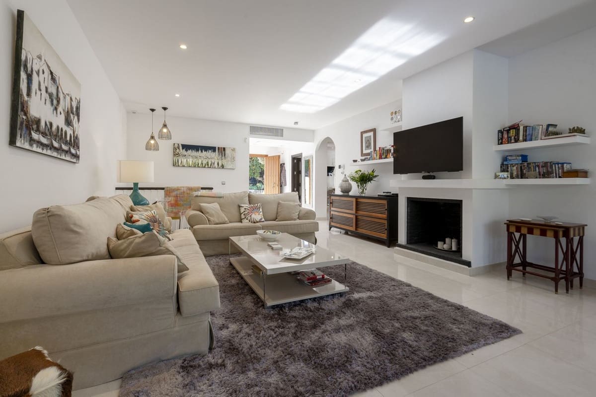 Chalet de 5 habitaciones en Elviria en venta con garaje - 1.995.000 € (Ref: 9077259)