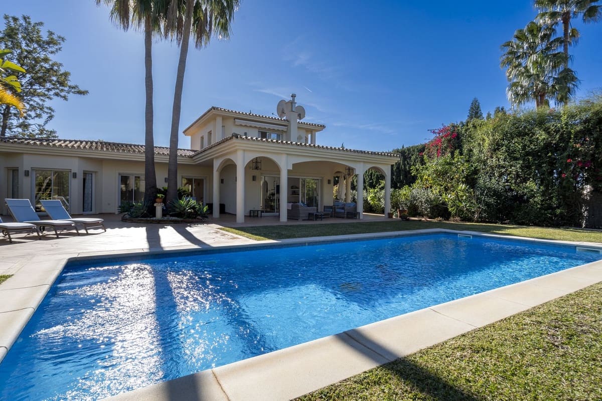 Chalet de 5 habitaciones en Elviria en venta con garaje - 1.995.000 € (Ref: 9077259)