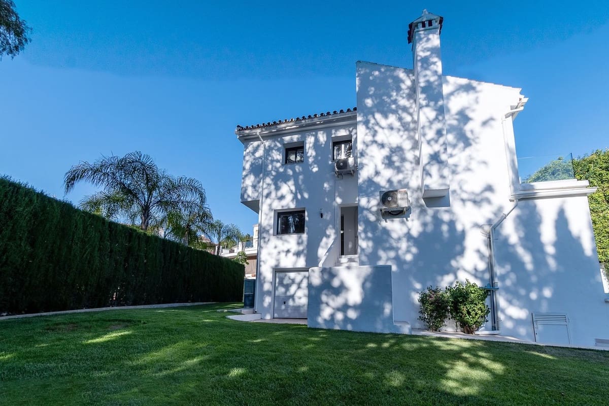 4 bedroom Villa for sale in Marbella with garage - € 1,780,000 (Ref: 9077262)