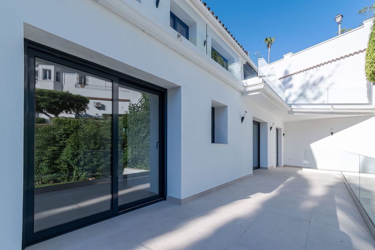 4 bedroom Villa for sale in Marbella with garage - € 1,780,000 (Ref: 9077262)
