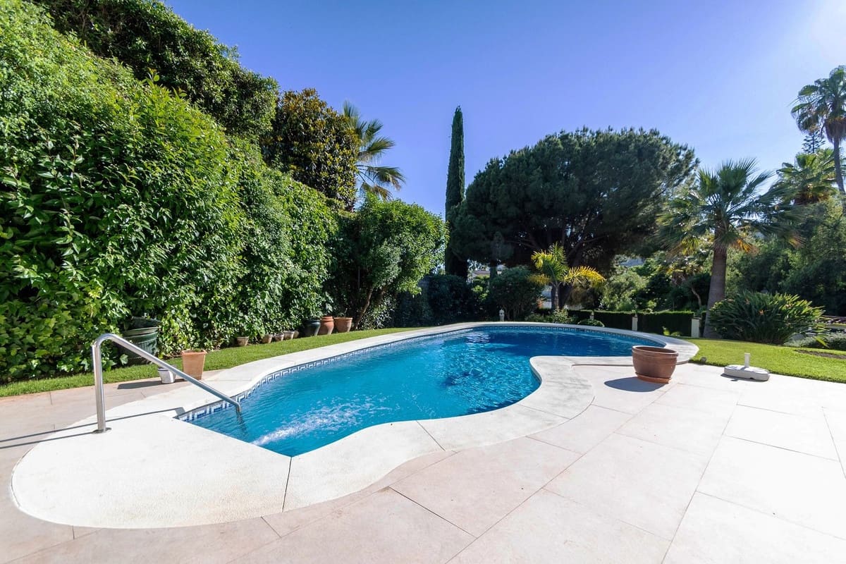 4 bedroom Villa for sale in Marbella with garage - € 1,780,000 (Ref: 9077262)