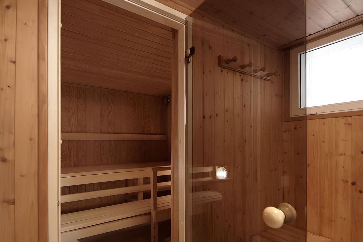 4 bedroom Villa for sale in Marbella with garage - € 1,780,000 (Ref: 9077262)