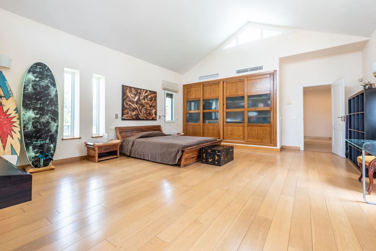 6 bedroom Villa for sale in Marbella with garage - € 1,950,000 (Ref: 9077263)