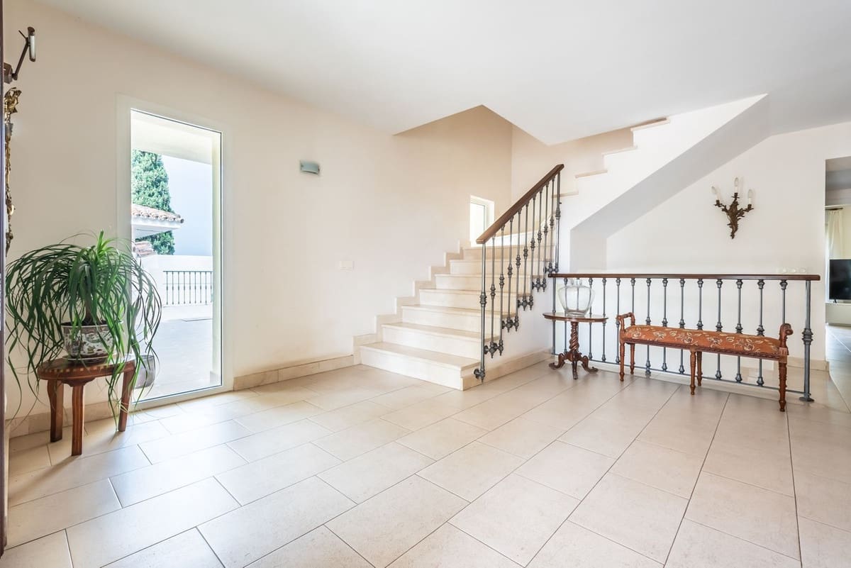 6 bedroom Villa for sale in Marbella with garage - € 1,950,000 (Ref: 9077263)