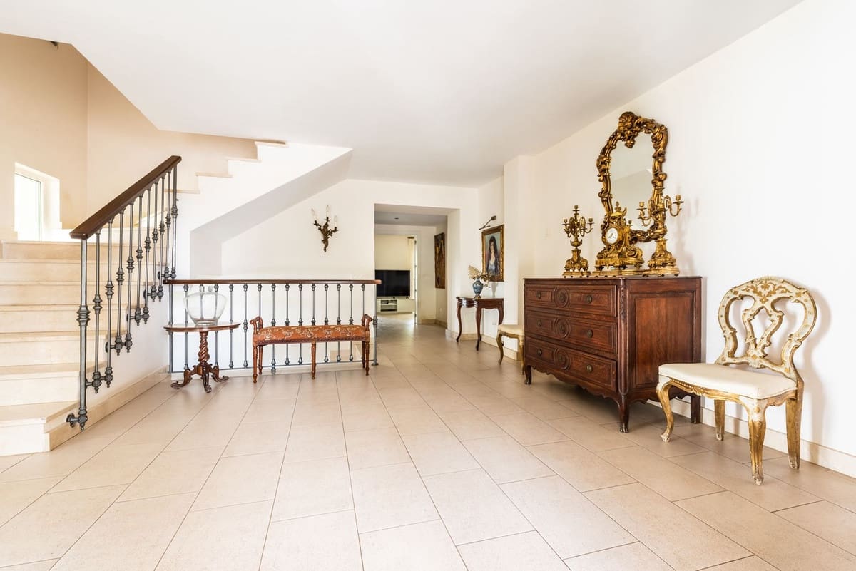 6 bedroom Villa for sale in Marbella with garage - € 1,950,000 (Ref: 9077263)