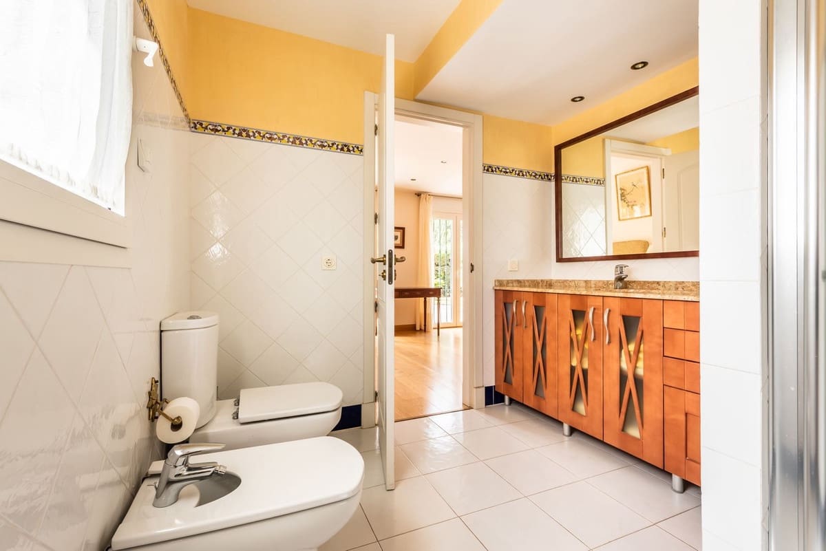 6 bedroom Villa for sale in Marbella with garage - € 1,950,000 (Ref: 9077263)