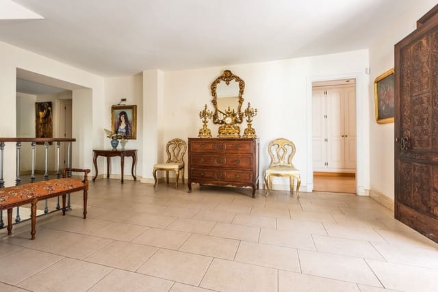 6 soverom Villa til salgs i Marbella med garasje - € 1 950 000 (Ref: 9077263)