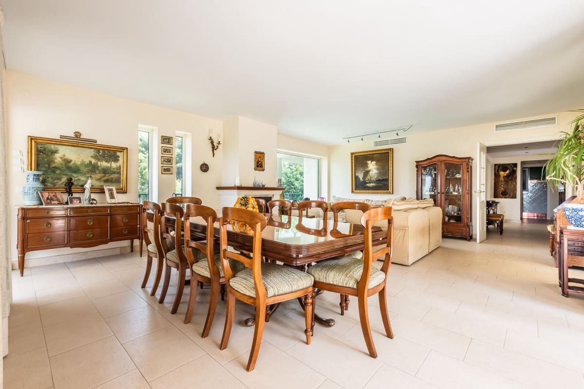 6 bedroom Villa for sale in Marbella with garage - € 1,950,000 (Ref: 9077263)