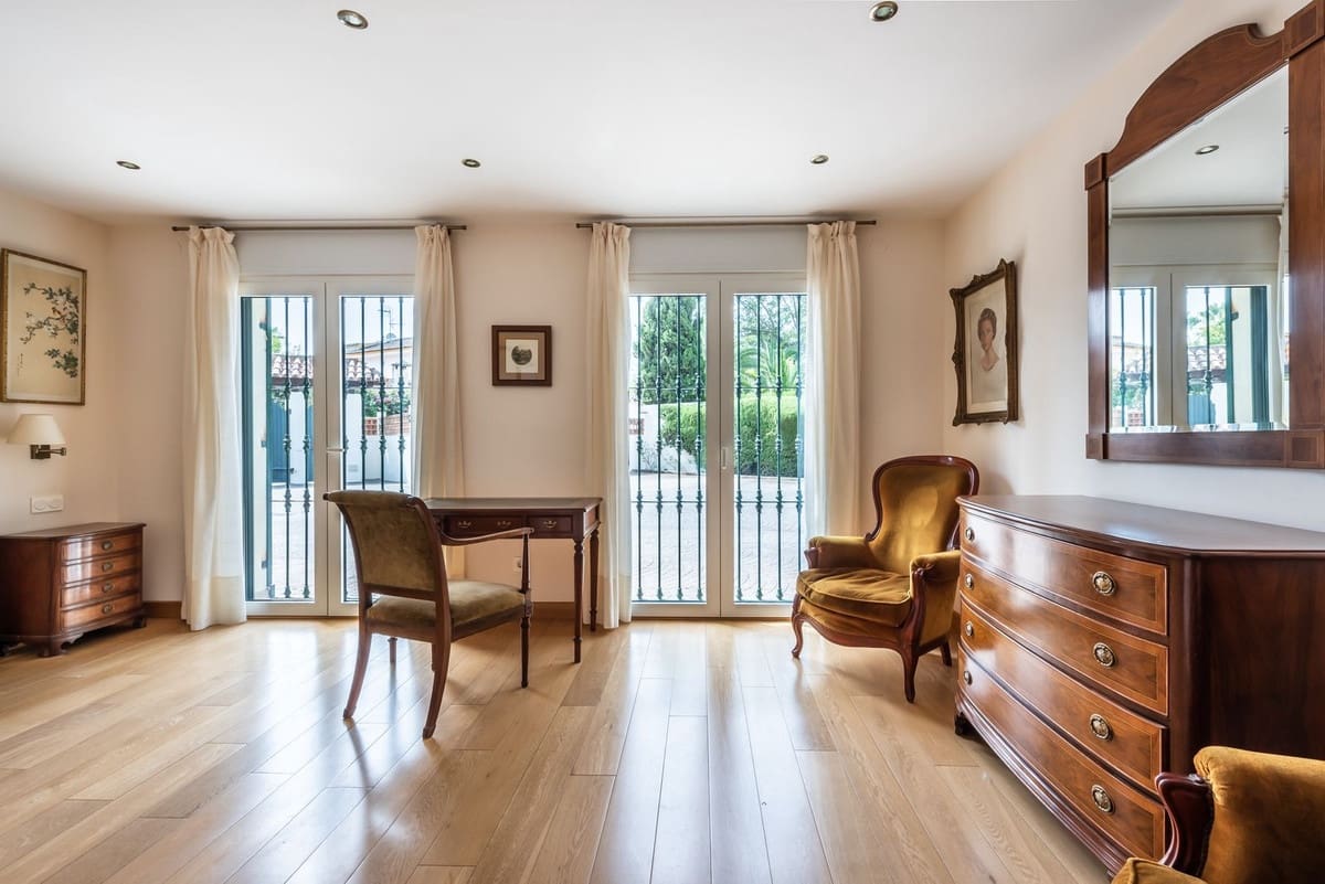 6 bedroom Villa for sale in Marbella with garage - € 1,950,000 (Ref: 9077263)