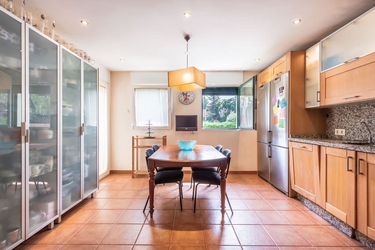 6 bedroom Villa for sale in Marbella with garage - € 1,950,000 (Ref: 9077263)