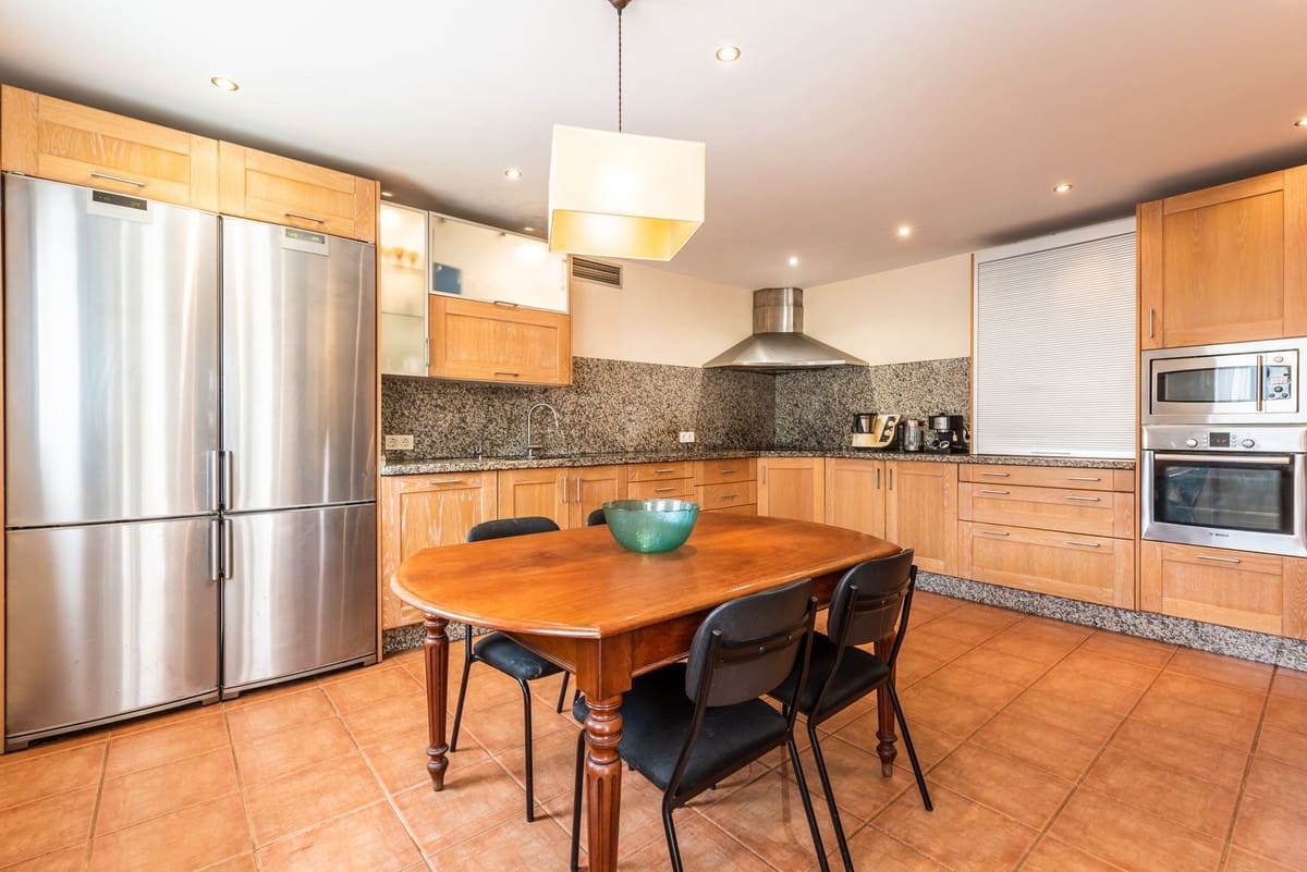 6 bedroom Villa for sale in Marbella with garage - € 1,950,000 (Ref: 9077263)