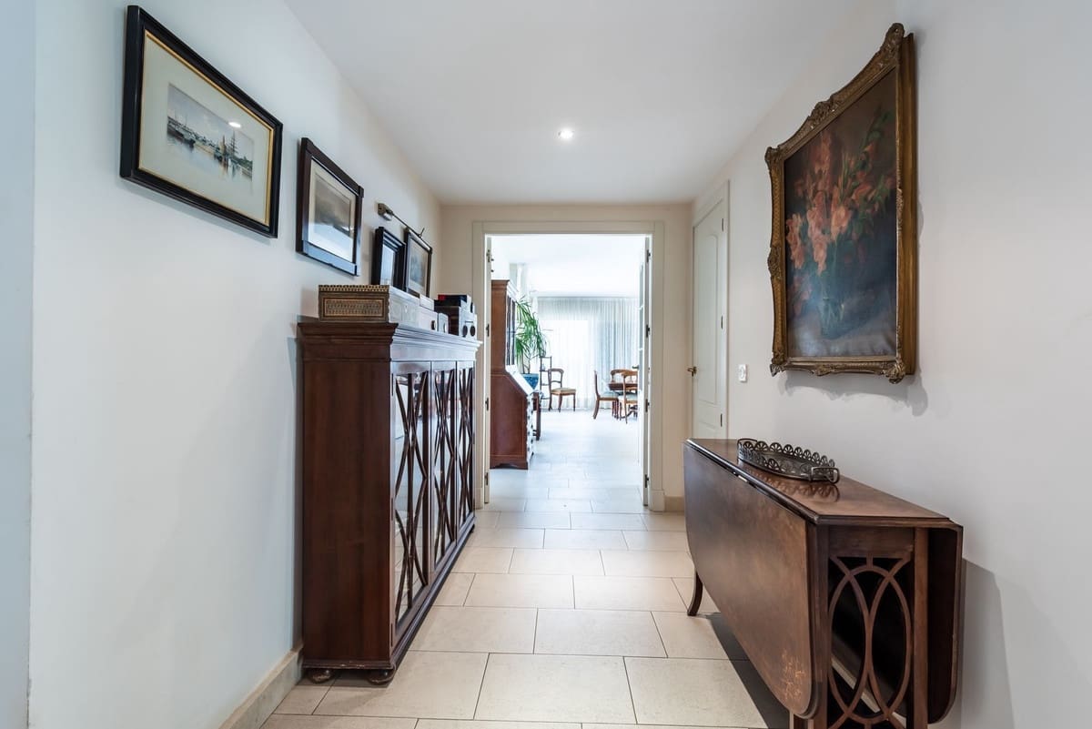 6 bedroom Villa for sale in Marbella with garage - € 1,950,000 (Ref: 9077263)