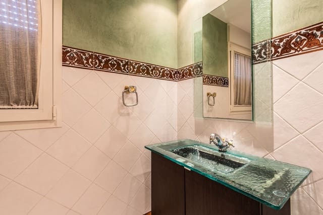 6 soverom Villa til salgs i Marbella med garasje - € 1 950 000 (Ref: 9077263)