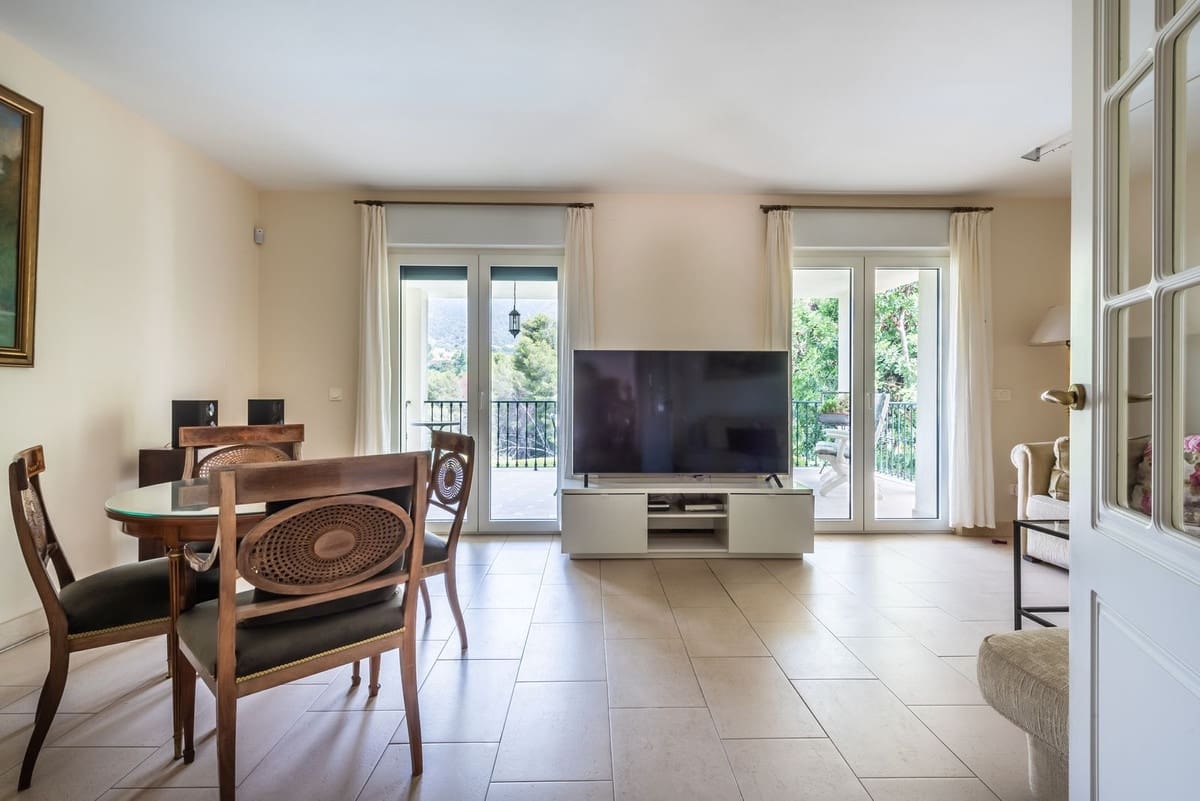 6 bedroom Villa for sale in Marbella with garage - € 1,950,000 (Ref: 9077263)