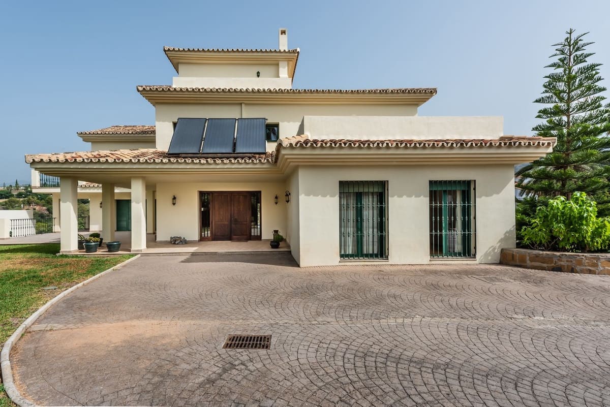 6 bedroom Villa for sale in Marbella with garage - € 1,950,000 (Ref: 9077263)