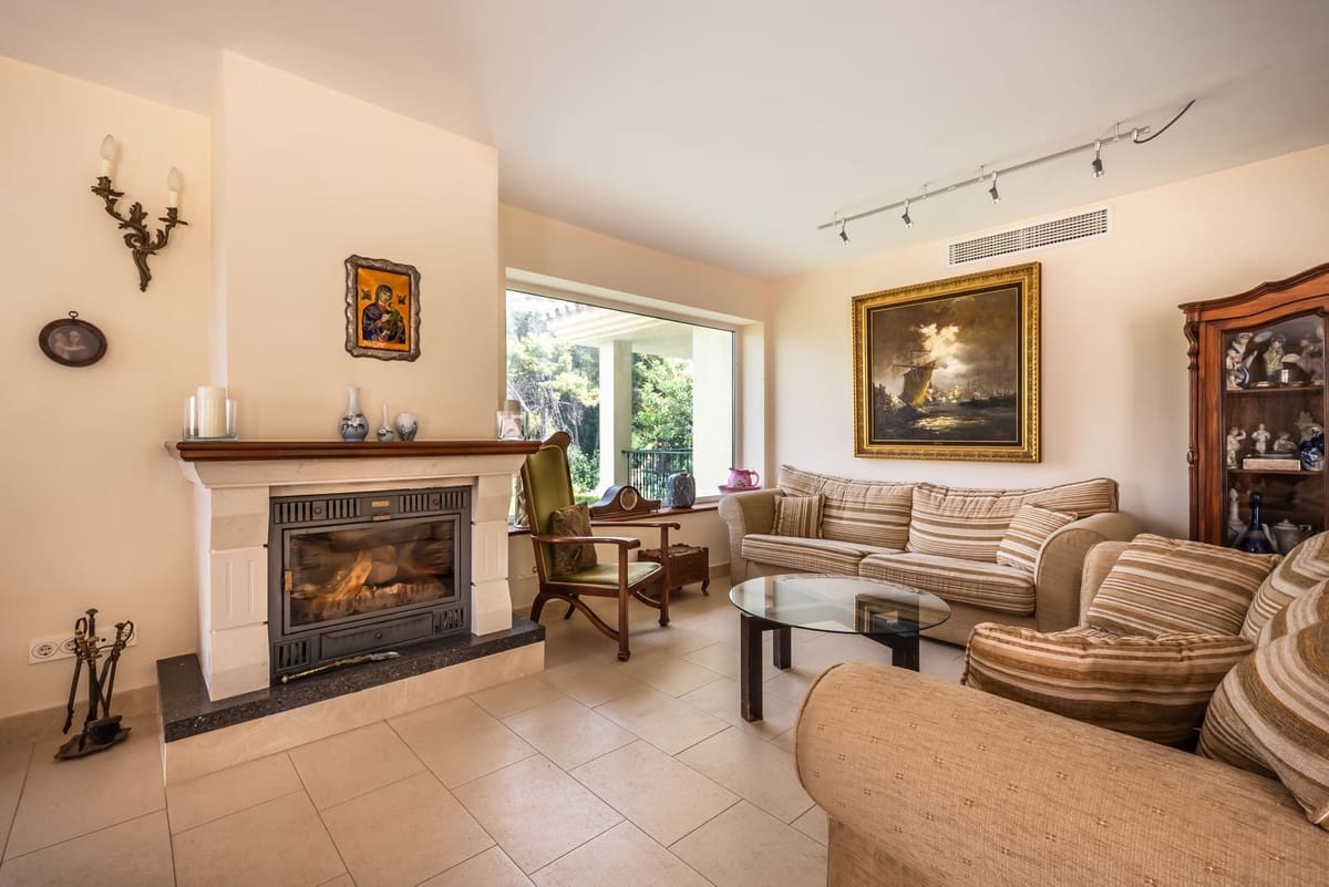 6 bedroom Villa for sale in Marbella with garage - € 1,950,000 (Ref: 9077263)