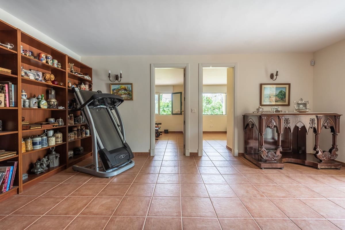 6 bedroom Villa for sale in Marbella with garage - € 1,950,000 (Ref: 9077263)