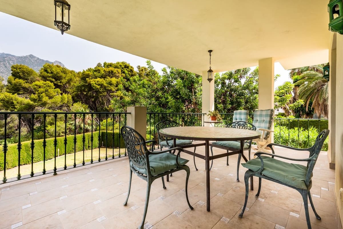 6 bedroom Villa for sale in Marbella with garage - € 1,950,000 (Ref: 9077263)