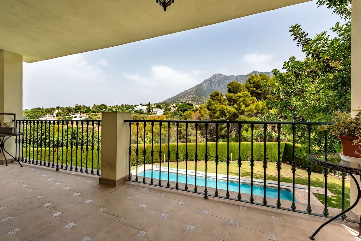 6 bedroom Villa for sale in Marbella with garage - € 1,950,000 (Ref: 9077263)