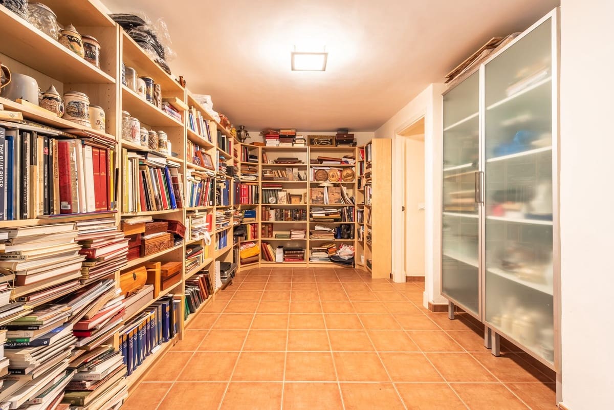 6 bedroom Villa for sale in Marbella with garage - € 1,950,000 (Ref: 9077263)