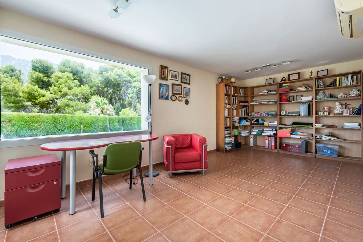 6 bedroom Villa for sale in Marbella with garage - € 1,950,000 (Ref: 9077263)