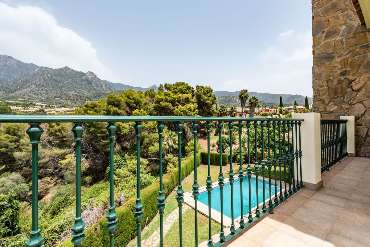 6 bedroom Villa for sale in Marbella with garage - € 1,950,000 (Ref: 9077263)