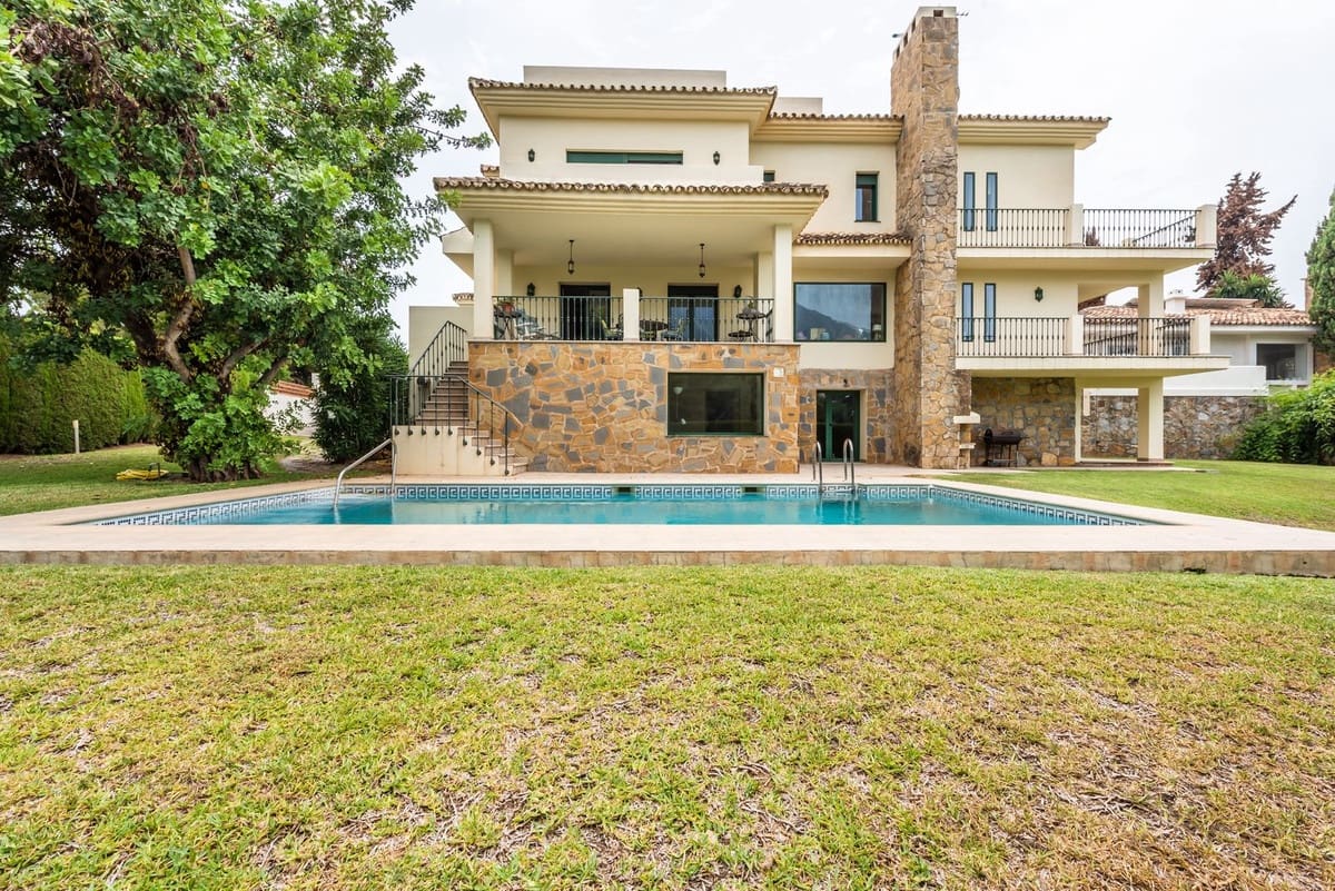 6 bedroom Villa for sale in Marbella with garage - € 1,950,000 (Ref: 9077263)