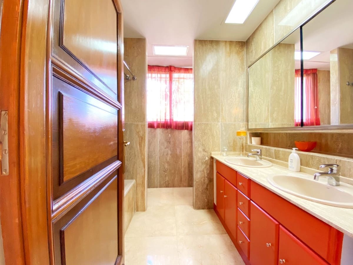 4 bedroom Villa for sale in Marbella - € 1,600,000 (Ref: 9077267)