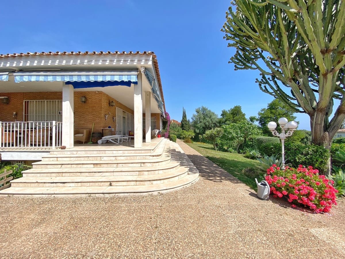 4 bedroom Villa for sale in Marbella - € 1,600,000 (Ref: 9077267)