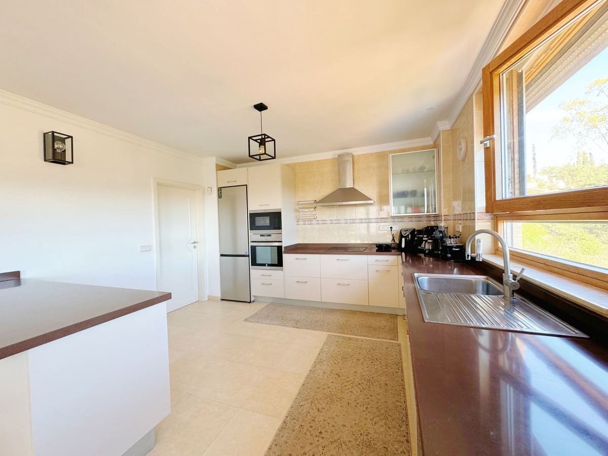 8 bedroom Villa for sale in Elviria with garage - € 1,450,000 (Ref: 9077269)