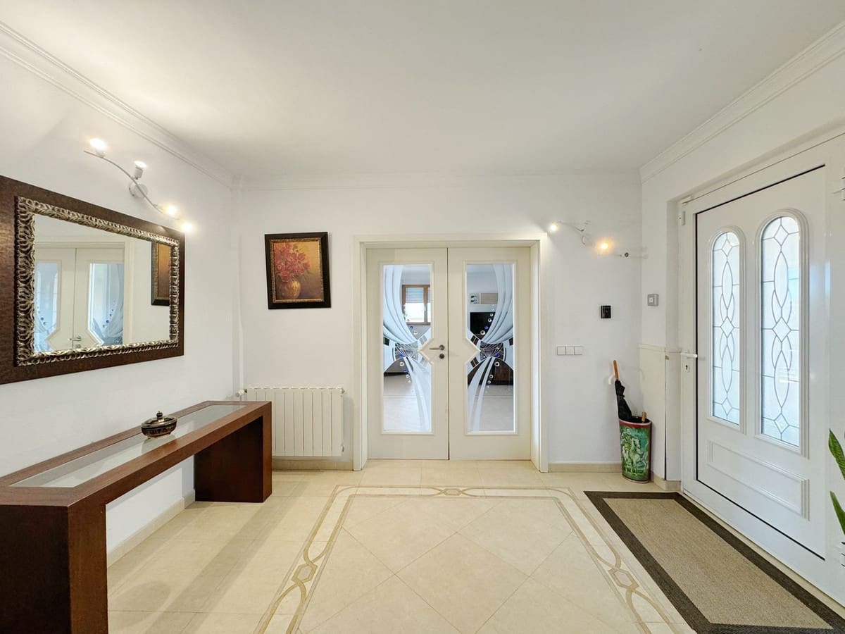 8 bedroom Villa for sale in Elviria with garage - € 1,450,000 (Ref: 9077269)