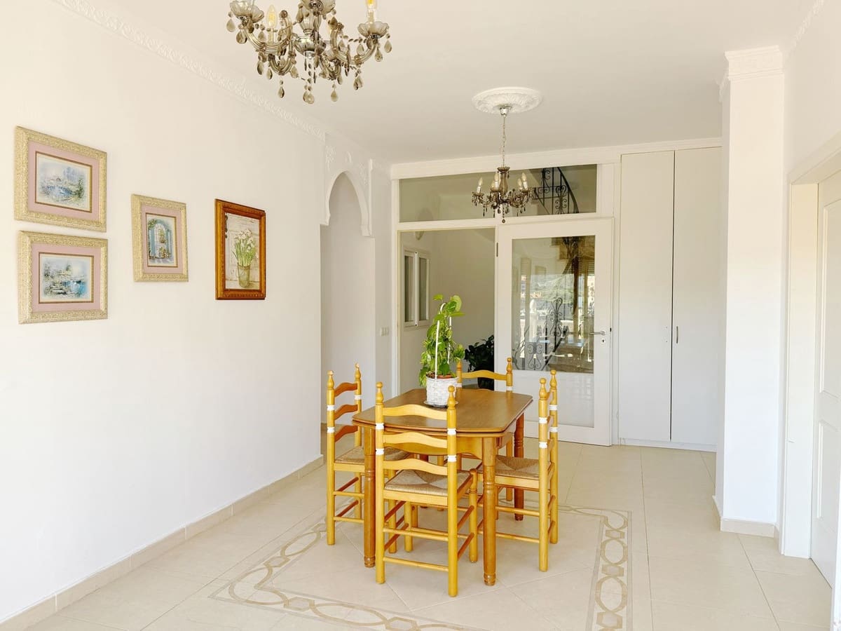 8 bedroom Villa for sale in Elviria with garage - € 1,450,000 (Ref: 9077269)